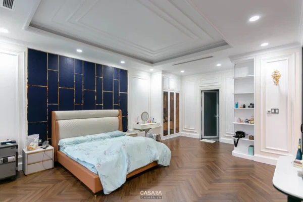 Phòng ngủ sang trọng với nội thất hiện đại, tông màu xanh navy chủ đạo.