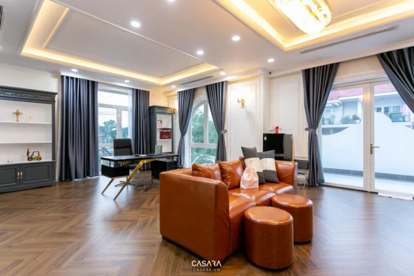 Phòng làm việc sang trọng với nội thất da cam và ánh sáng ấm áp.