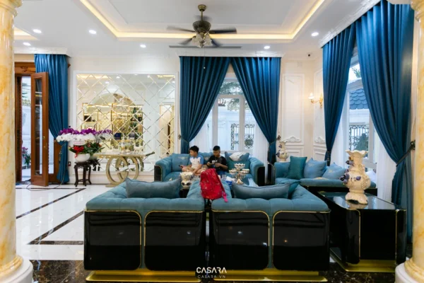 Phòng khách sang trọng với nội thất màu xanh, đen và trắng.