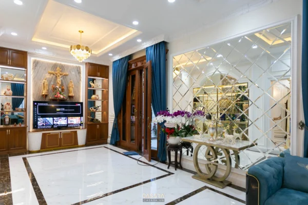 Phòng khách sang trọng với thiết kế hiện đại, tủ kệ và gương lớn.