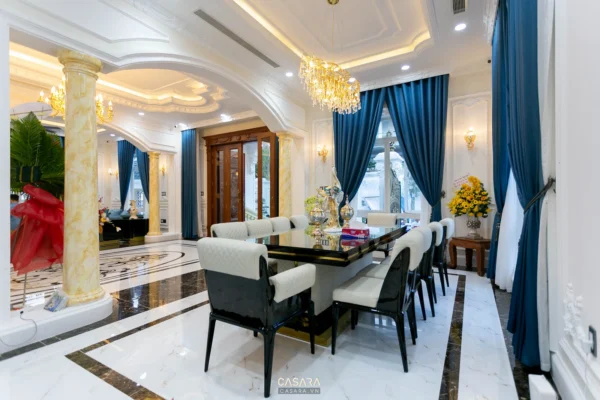 Phòng ăn sang trọng với nội thất cổ điển, ánh sáng lấp lánh.