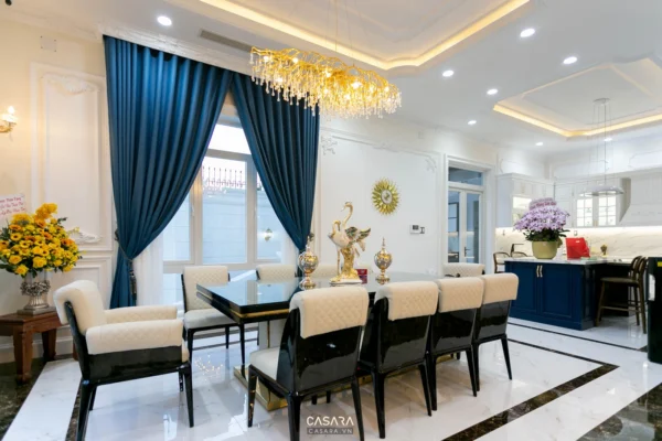 Phòng ăn sang trọng với đèn chùm lộng lẫy và nội thất tinh tế.