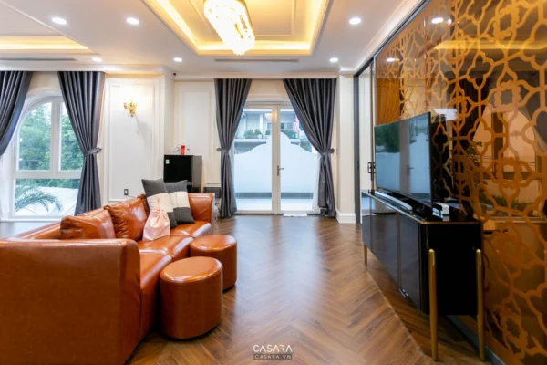 Phòng khách hiện đại, sang trọng với nội thất màu cam ấm áp.