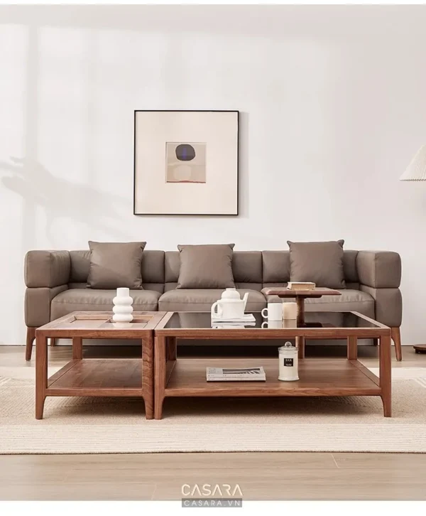 Phòng khách hiện đại với bộ sofa màu trung tính và bàn gỗ vuông vắn.