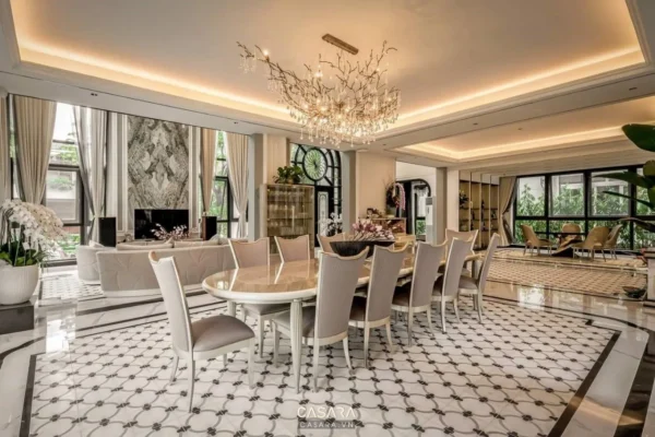 Phòng ăn sang trọng với nội thất hiện đại, ánh sáng ấm áp.