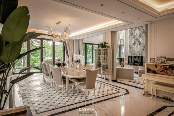 Phòng ăn sang trọng với cửa kính lớn nhìn ra vườn cây xanh mát.