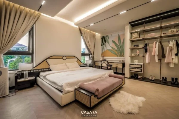 Phòng ngủ hiện đại, sang trọng với nội thất tinh tế, ánh sáng ấm áp.