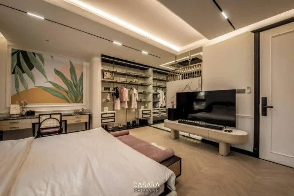 Phòng ngủ hiện đại, sang trọng với tủ quần áo lớn và TV.