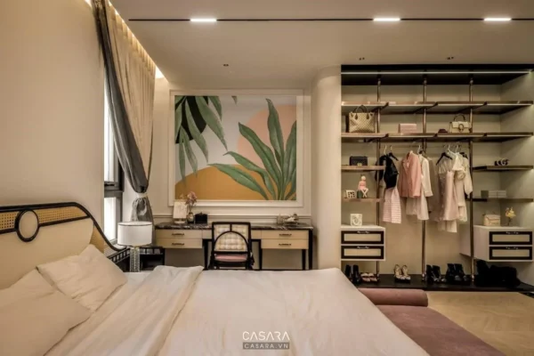 Phòng ngủ hiện đại, sang trọng với tủ quần áo lớn và tranh nghệ thuật.
