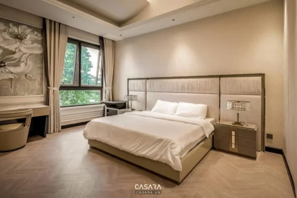 Phòng ngủ sang trọng với giường lớn, ánh sáng dịu nhẹ và khung cảnh thiên nhiên.