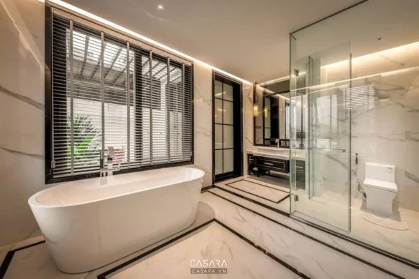 Phòng tắm hiện đại, sang trọng với bồn tắm trắng nổi bật.