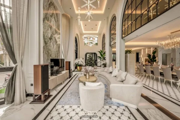 Phòng khách rộng rãi, sang trọng với thiết kế hiện đại và cổ điển.