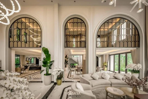 Sảnh nhà rộng lớn, sang trọng với kiến trúc cổ điển Pháp.
