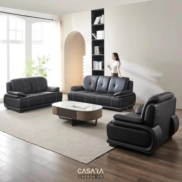 Phòng khách hiện đại với bộ sofa da đen sang trọng, tinh tế.
