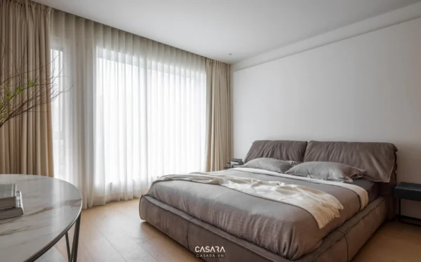 Phòng ngủ tối giản, ánh sáng dịu nhẹ, tạo cảm giác thư giãn.