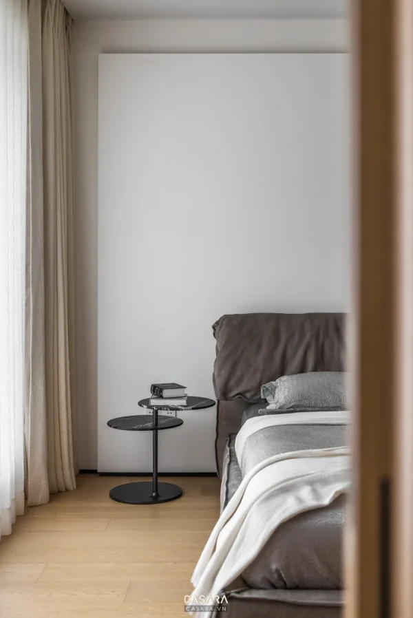 Phòng ngủ tối giản, ấm cúng với tông màu trung tính hiện đại.