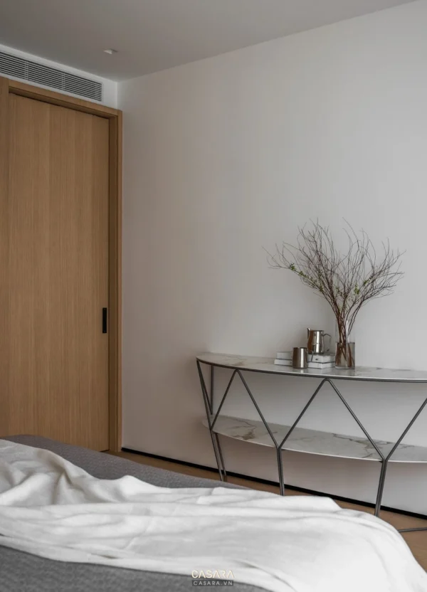 Phòng ngủ tối giản, ấm cúng với tủ gỗ và bàn trang điểm đá.