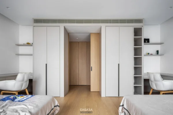 Phòng ngủ hiện đại, tối giản với tủ âm tường trắng tinh tế.