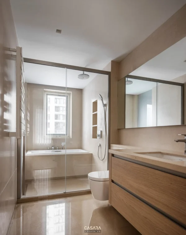 Phòng tắm hiện đại, sang trọng với tông màu trung tính ấm áp.