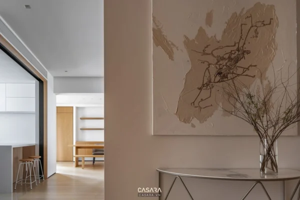 Nội thất tối giản, ấm cúng với tranh tường và bình hoa khô.