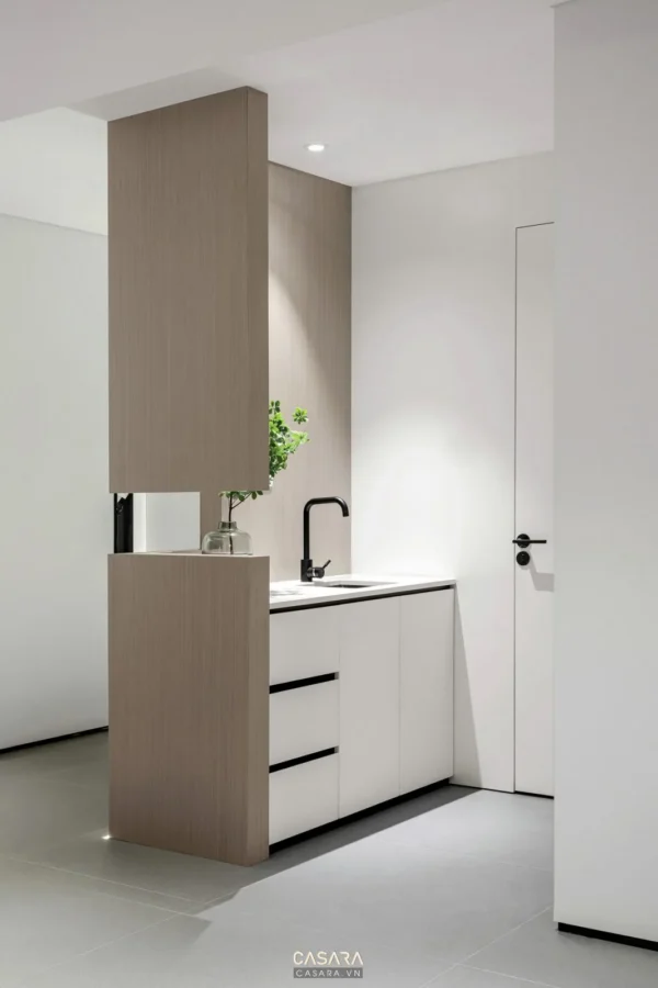 Nội thất bếp tối giản, hiện đại với tông màu trắng chủ đạo.