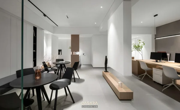 Văn phòng hiện đại, tối giản với tông màu trắng, xám chủ đạo.