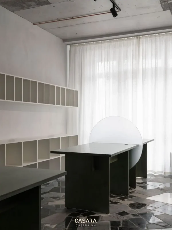 Không gian làm việc tối giản, hiện đại với kệ sách và bàn làm việc độc đáo.