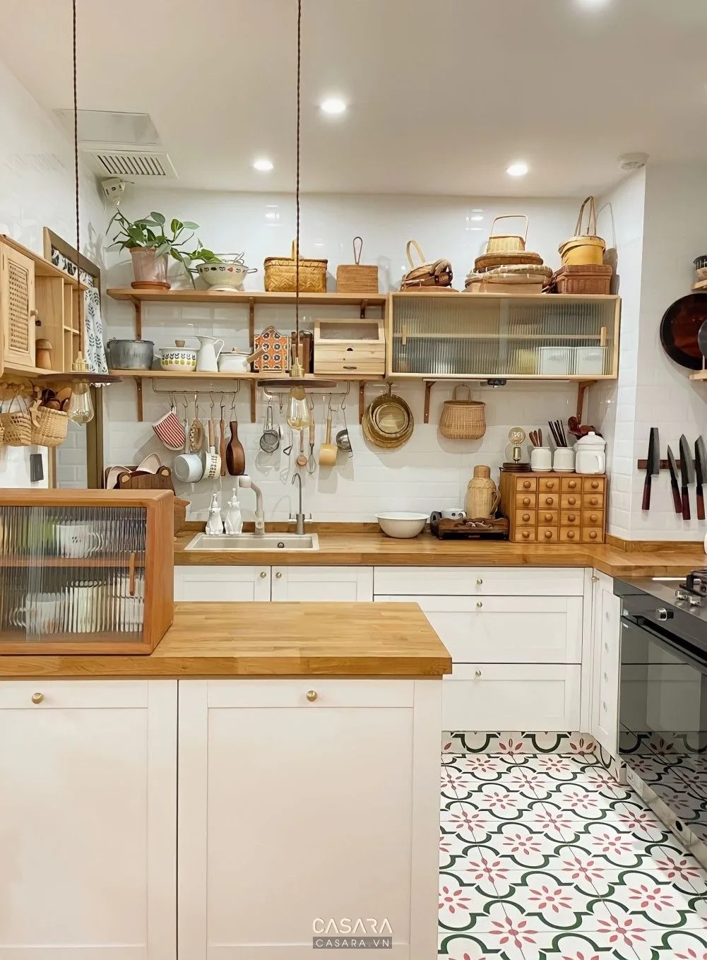 decor phong cách địa trung hải trong bếp với bình gốm cây xanh và kệ mở