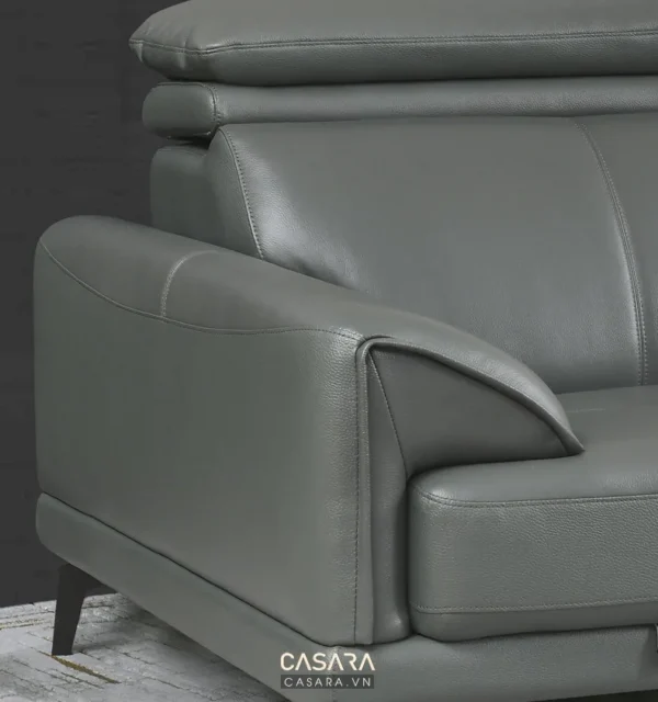 Góc nhìn cận cảnh của ghế sofa da màu xám tro hiện đại.