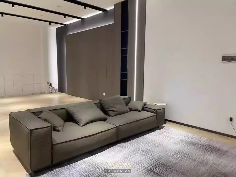 phòng khách đẹp rẻ với sofa vải ghi, rèm cao, thảm dệt và đèn cây