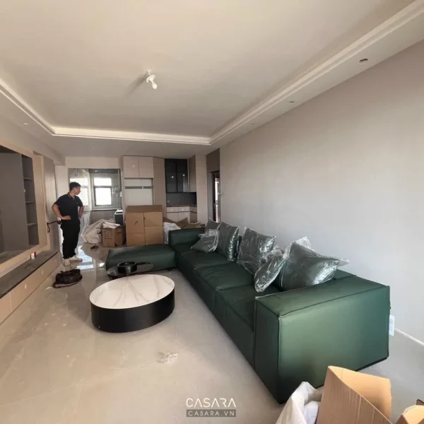 Phòng khách đang trong quá trình hoàn thiện, bày biện nội thất cơ bản.
