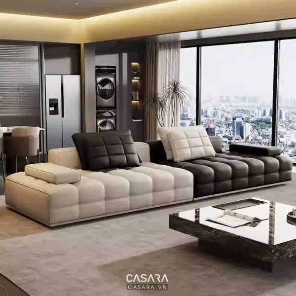 Phòng khách hiện đại, sang trọng với ghế sofa góc lớn và cửa kính nhìn thành phố.