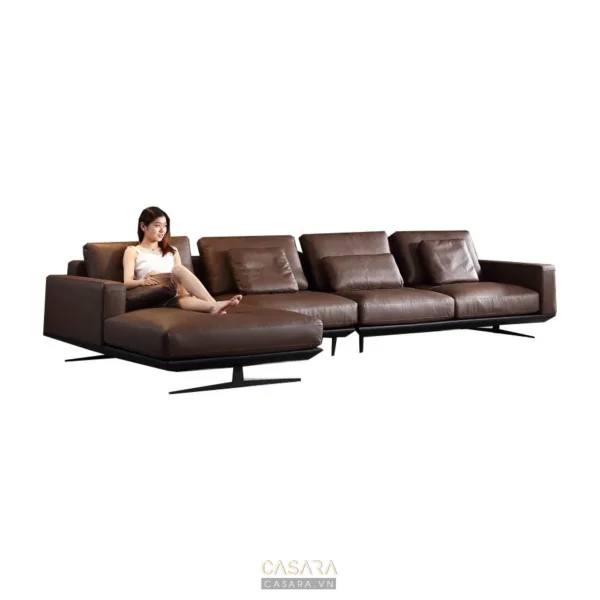 Ghế sofa góc da nâu sang trọng, một cô gái đang ngồi thư giãn.