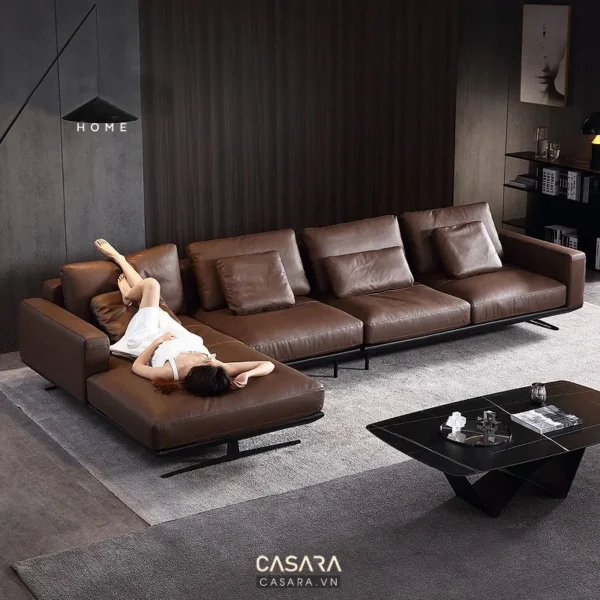 Bộ sofa da góc chữ L màu nâu sang trọng, hiện đại trong không gian sống.