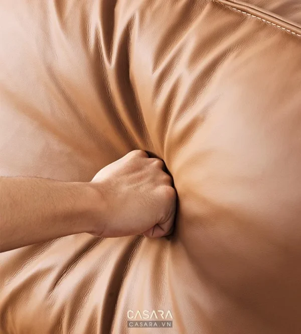 Chất liệu da mềm mại, cao cấp của ghế sofa tạo cảm giác êm ái.