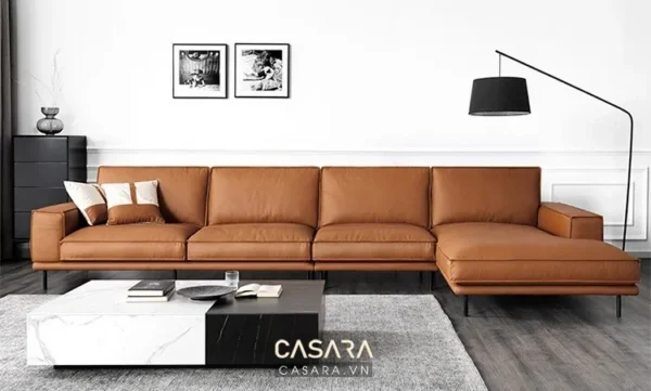 Phòng khách hiện đại với sofa da màu nâu và đèn sàn độc đáo.