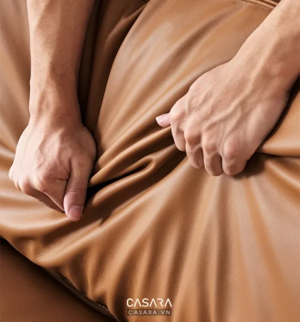 Chất liệu da mềm mại, cao cấp với tông màu nâu ấm áp.