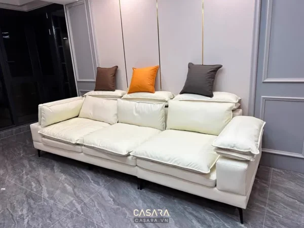 Bộ sofa trắng êm ái với gối tựa nhiều màu sắc tạo điểm nhấn.