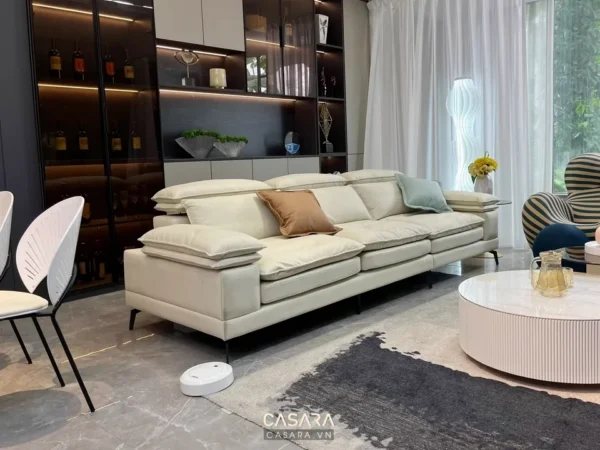 Phòng khách hiện đại với sofa sáng màu và tủ kệ trang trí tinh tế.
