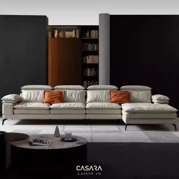 Phòng khách hiện đại với sofa trắng, điểm nhấn cam tinh tế.