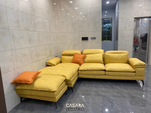 Bộ sofa góc màu vàng nhạt nổi bật trong không gian phòng khách hiện đại.