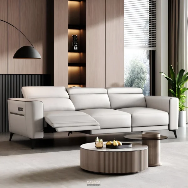 Phòng khách hiện đại với ghế sofa da trắng tinh tế, sang trọng.