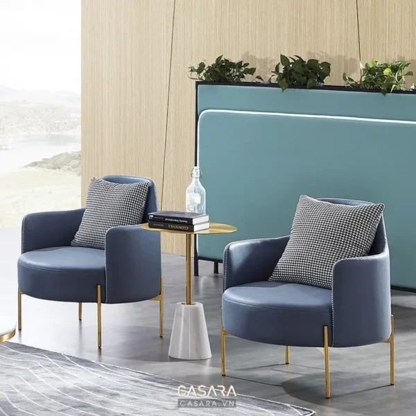 Góc phòng khách sang trọng với ghế bọc da và cây xanh.