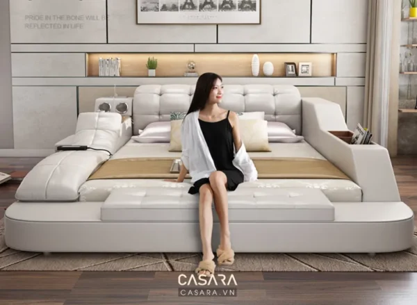 Phòng ngủ sang trọng với giường lớn và cô gái trẻ thư giãn.