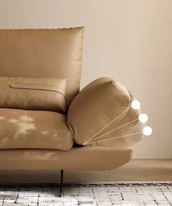 Ghế sofa da màu be hiện đại với đèn trang trí nhỏ độc đáo.