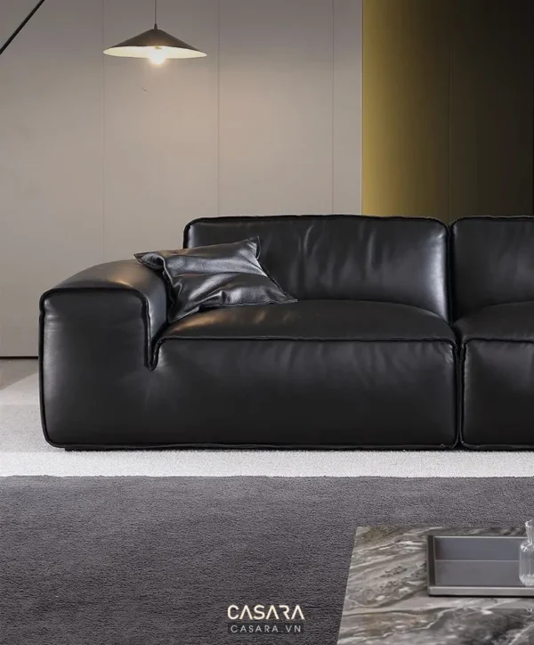 Ghế sofa da đen hiện đại, góc cạnh, sang trọng trong không gian phòng khách.