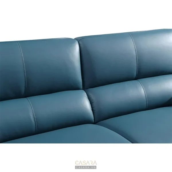 Góc nhìn cận cảnh phần tựa lưng sofa da màu xanh lam hiện đại.