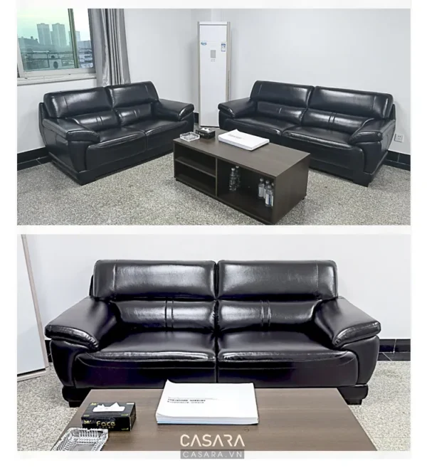 Phòng khách đơn giản với hai ghế sofa đen và bàn trà gỗ.