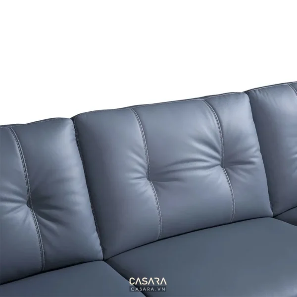 Góc nhìn cận cảnh của một bộ sofa da màu xanh than hiện đại.