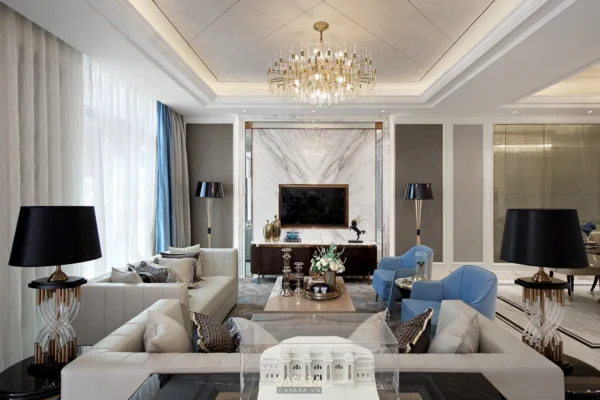 Phòng khách luxury có sofa sáng, đèn chùm và mảng tivi ốp đá sang trọng